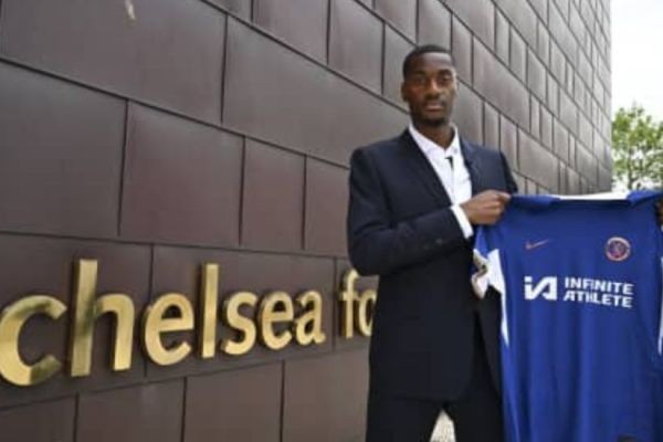 Chelsea signs Fulham defender Adarabioyo