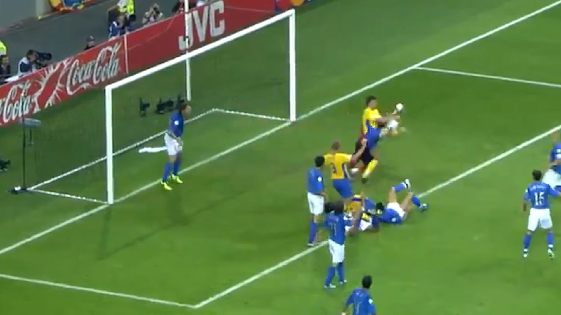 ⁣Zlatan Ibrahimović's Incredible Back-Heel Goal vs. Italy: A Moment of Genius! 🇸🇪🤯